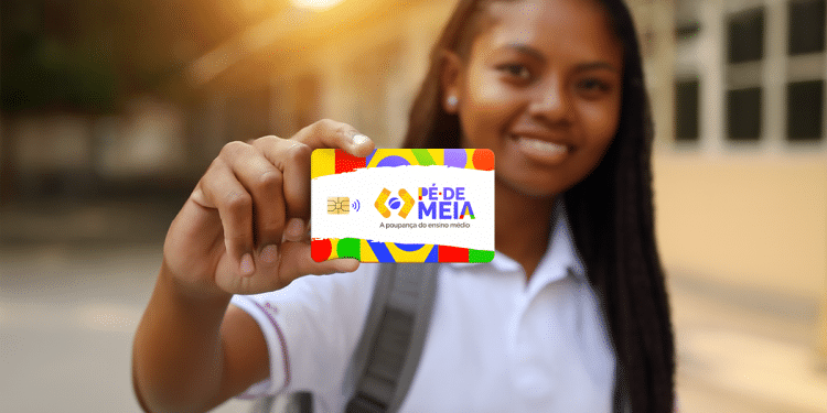 Estudante sorridente segurando cartão colorido do programa Pé-de-Meia com escola ao fundo em luz dourada