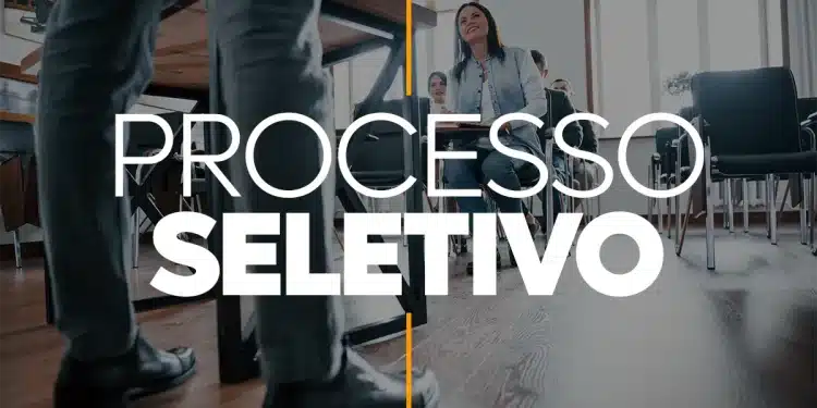 Pessoas em uma sala de entrevista para processo seletivo. Oportunidade de emprego com salários altos e carreira promissora