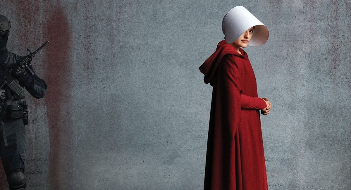 Cartaz de divulgação da série "The Handmaid's Tale", mostrando uma aia com a touca branca e um soldado.