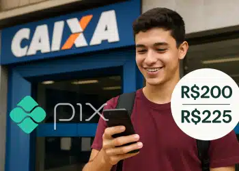 Jovem sorrindo usa celular em frente à agência da Caixa para receber auxílio de R$225 pelo Pix.