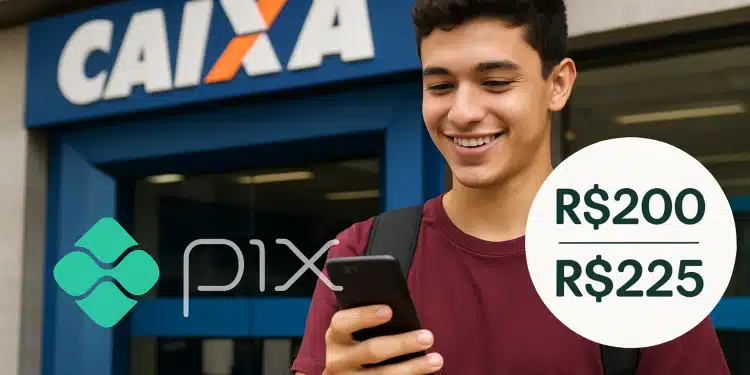 Jovem sorrindo usa celular em frente à agência da Caixa para receber auxílio de R$225 pelo Pix.