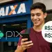Jovem sorrindo usa celular em frente à agência da Caixa para receber auxílio de R$225 pelo Pix.