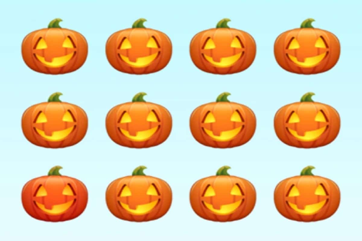 Desafio visual com doze abóboras de Halloween com rostos sorridentes iluminados em fundo azul claro