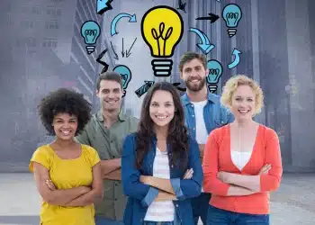 Imagem de um grupo de cinco pessoas sorrindo com gráficos de lâmpadas desenhados ao fundo, simbolizando ideias e inteligência