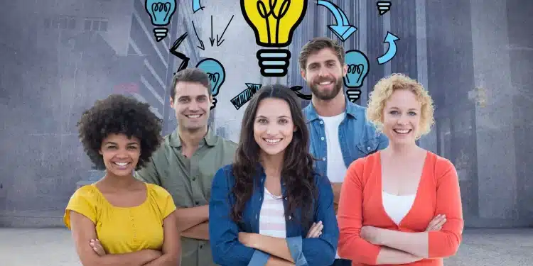 Imagem de um grupo de cinco pessoas sorrindo com gráficos de lâmpadas desenhados ao fundo, simbolizando ideias e inteligência
