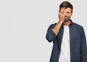 Estudante frustrado ao perceber erro em questão de matemática do Enem.