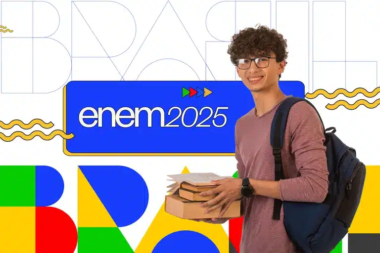 ovem estudante sorrindo, segurando livros com o logo do ENEM 2025 ao fundo.