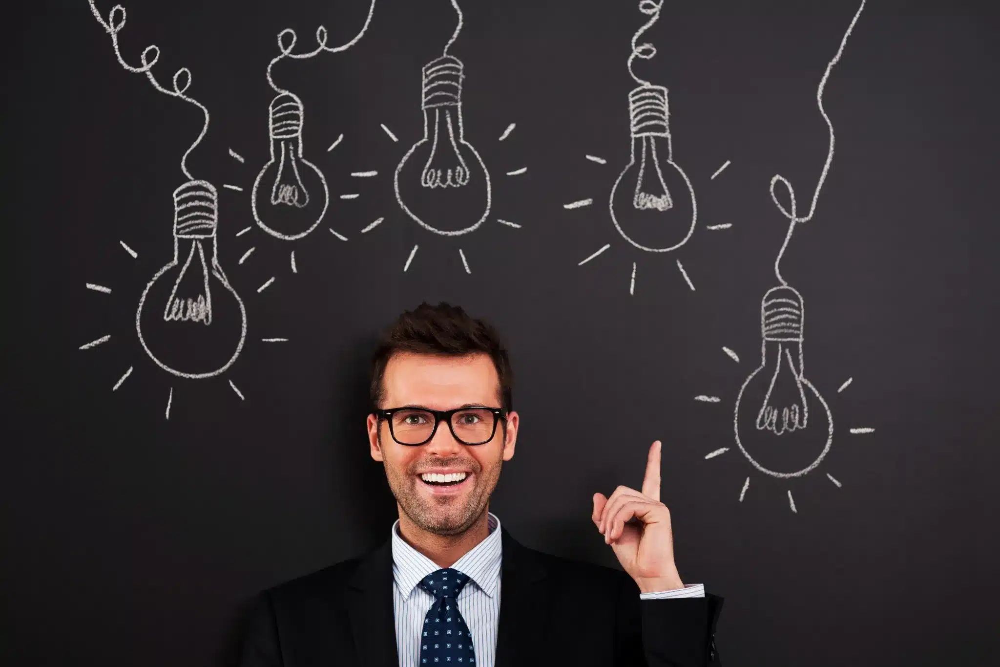 Homem sorrindo com expressão de inspiração e luzes representando ideias, com foco em autenticidade, escuta ativa e aprendizado contínuo.