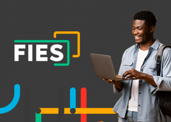 Jovem universitário sorridente segurando notebook com logo do FIES em fundo escuro.