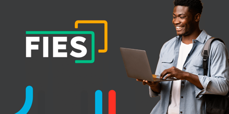 Jovem universitário sorridente segurando notebook com logo do FIES em fundo escuro.