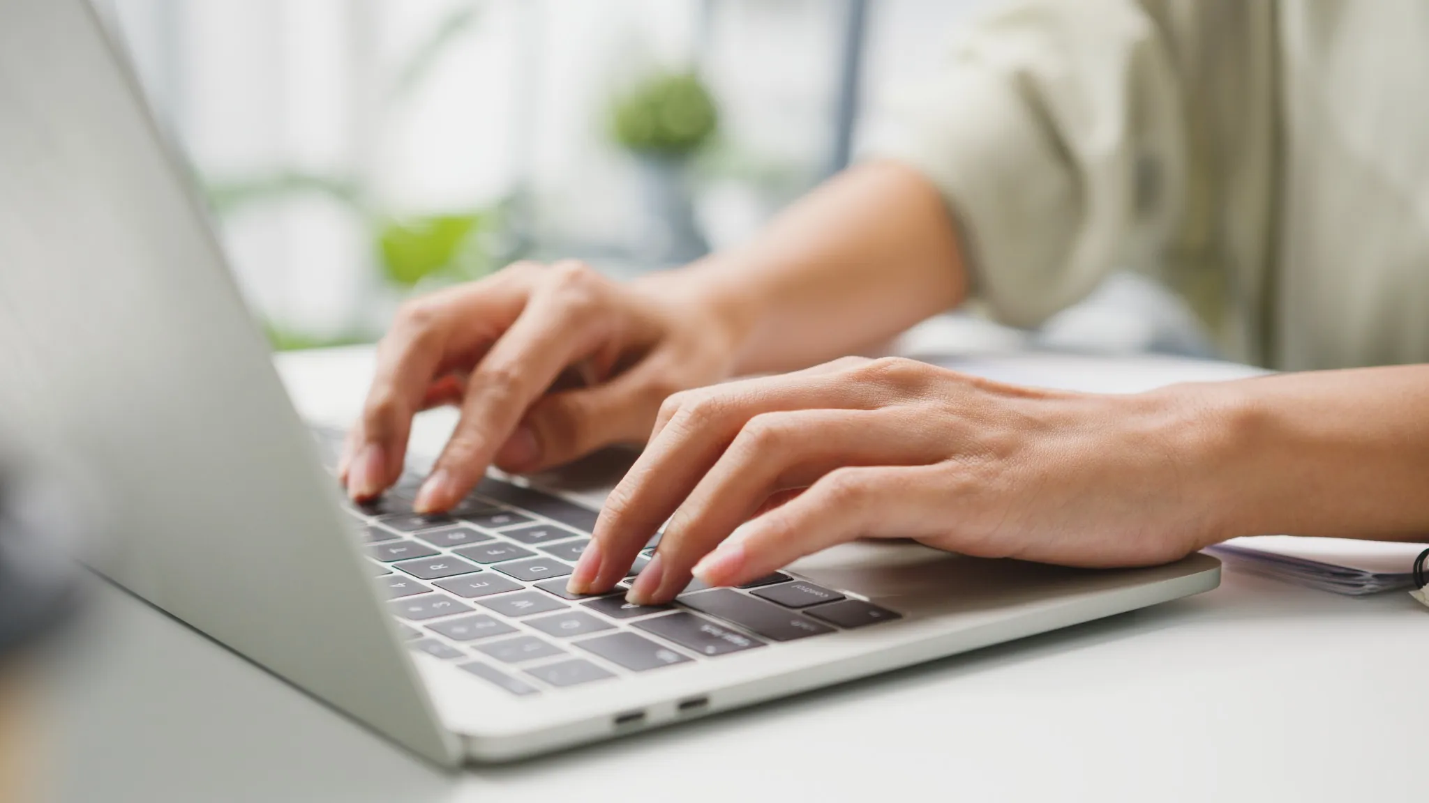 Pessoa trabalhando em um laptop em casa, representando a ascensão de profissões sem diploma no mercado de trabalho brasileiro de 2025