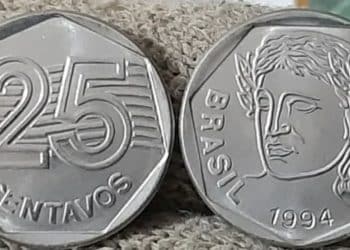 A moeda de 25 centavos da Primeira Família do Real, mostrando a frente com a Efígie da República e o ano de 1994, e o verso com o valor facial.