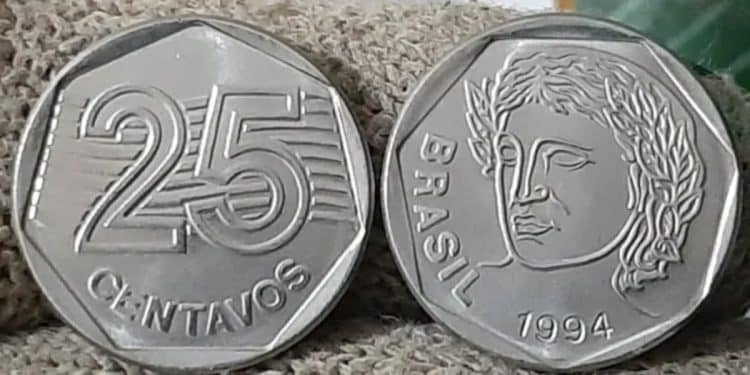 A moeda de 25 centavos da Primeira Família do Real, mostrando a frente com a Efígie da República e o ano de 1994, e o verso com o valor facial.