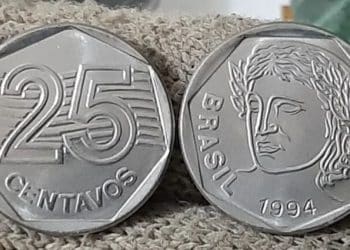 Frente e verso de uma moeda rara de 25 centavos de 1994, com o erro de "data marcada".