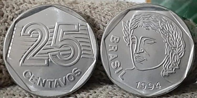 Frente e verso de uma moeda rara de 25 centavos de 1994, com o erro de "data marcada".