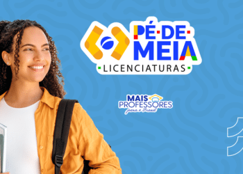 Jovem mulher sorridente com mochila e livros, fundo azul com logo do programa Pé de Meia Licenciaturas