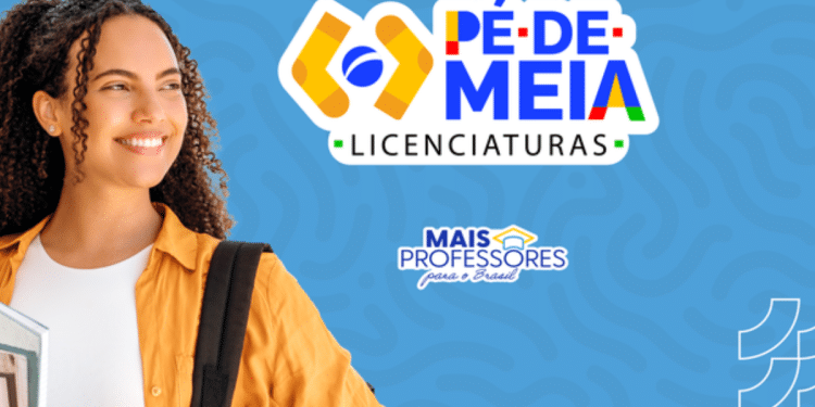 Jovem mulher sorridente com mochila e livros, fundo azul com logo do programa Pé de Meia Licenciaturas