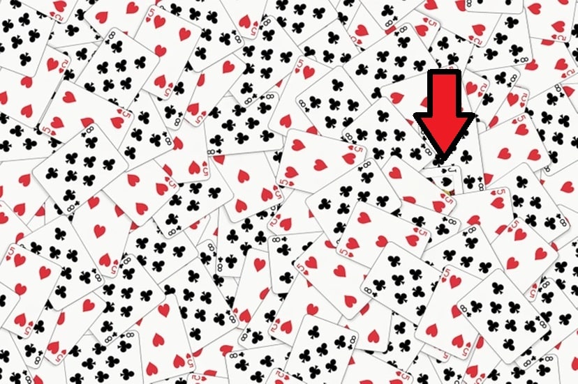Teste de QI com uma pilha de cartas de baralho misturadas com os números 8, 5 e 2 de copas e paus