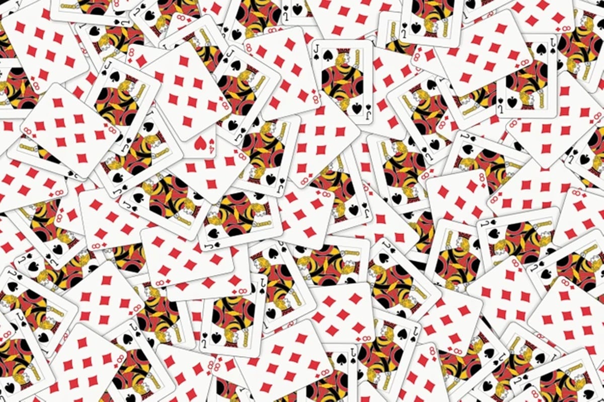 Teste visual com cartas dispersas mostrando valetes, oitos, dois de espadas, quatro de copas e oito de ouros