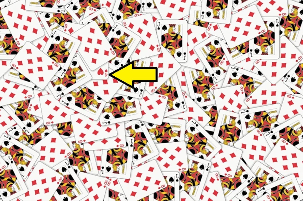 Teste visual com cartas dispersas mostrando valetes, oitos, dois de espadas, quatro de copas e oito de ouros