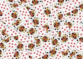 Teste visual com cartas dispersas mostrando valetes, oitos, dois de espadas, quatro de copas e oito de ouros