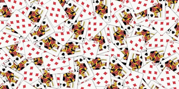 Teste visual com cartas dispersas mostrando valetes, oitos, dois de espadas, quatro de copas e oito de ouros