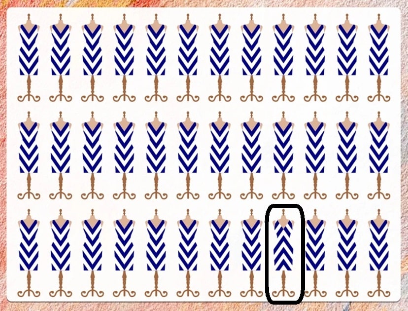 Teste visual com vários manequins de vestido azul com padrão em V, exceto um manequim que está diferente