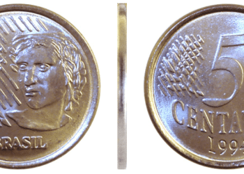 Três vistas de uma moeda de 5 centavos do Brasil, ano 1994: anverso (efígie da República), bordo liso e reverso (valor "5 CENTAVOS" e ano "1994"). Ilustra a moeda rara.