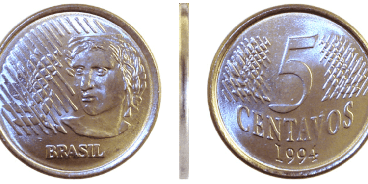 Três vistas de uma moeda de 5 centavos do Brasil, ano 1994: anverso (efígie da República), bordo liso e reverso (valor "5 CENTAVOS" e ano "1994"). Ilustra a moeda rara.