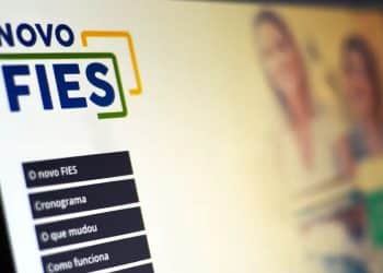 Logotipo do "Novo FIES" em tela de computador, simbolizando o início do prazo para renegociação de dívidas de contratos estudantis firmados a partir de 2018.