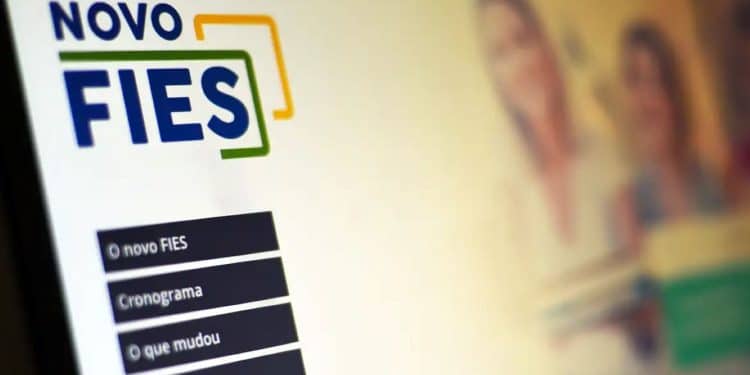 Logotipo do "Novo FIES" em tela de computador, simbolizando o início do prazo para renegociação de dívidas de contratos estudantis firmados a partir de 2018.