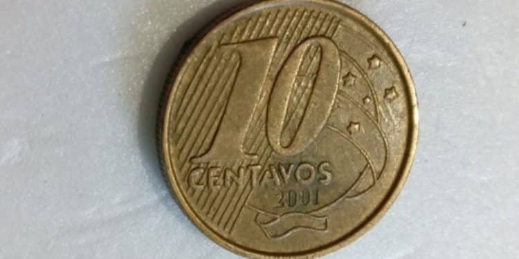 Reverso da moeda de 10 Centavos datada de 2001, essencial para verificar o ano de cunhagem e identificar a rara versão com defeito de fabricação.