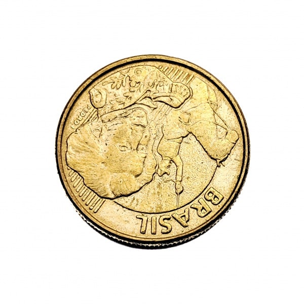 Close-up da face da moeda de 10 centavos com a efígie de D. Pedro I e a palavra "BRASIL". A imagem representa o anverso que, se girado, pode revelar o reverso invertido, tornando a moeda valiosa para colecionadores.