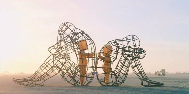 Escultura representando a conexão com a criança interior, com figuras humanas em estruturas metálicas, simbolizando o vínculo emocional profundo entre o passado e o presente.