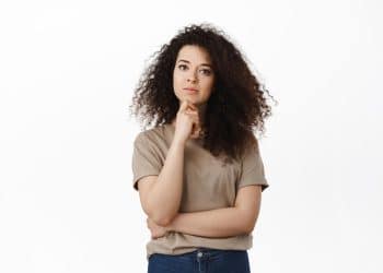 Mulher pensativa questionando-se sobre qual é o masculino correto da palavra formiga em português