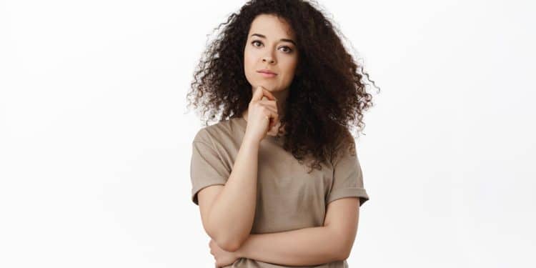 Mulher pensativa questionando-se sobre qual é o masculino correto da palavra formiga em português