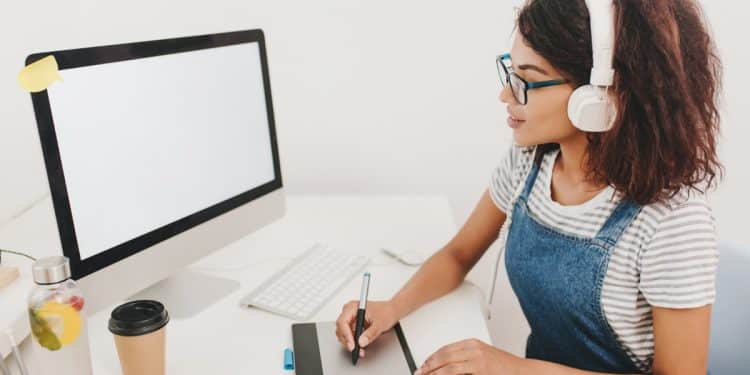 Estudante em aula online de curso técnico a distância no computador