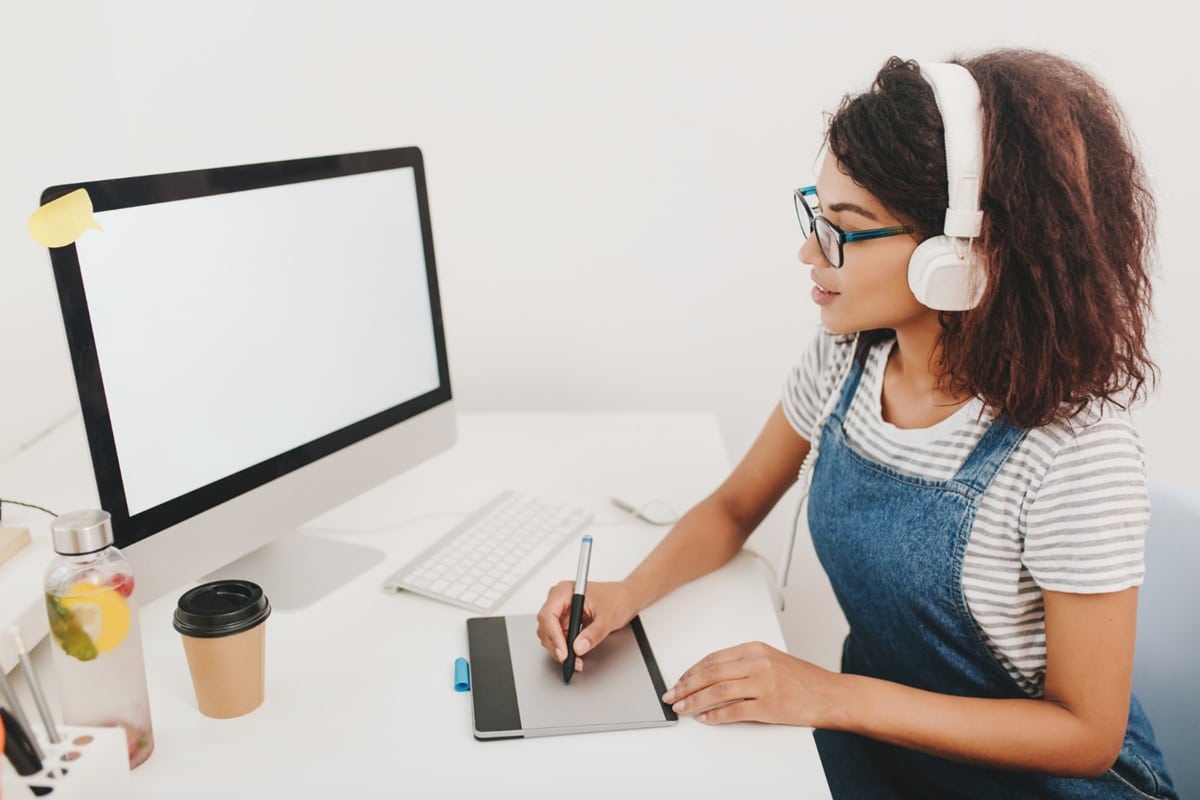 Estudante em aula online de curso técnico a distância no computador