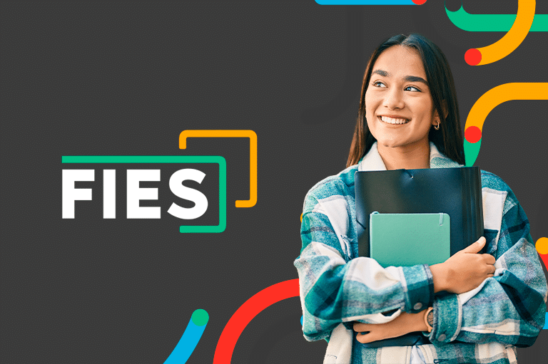 Jovem universitária, sorrindo e segurando cadernos, símbolo de renegociação FIES 2026 e a chance de limpar o nome para estudantes com contratos de 2018 em diante.