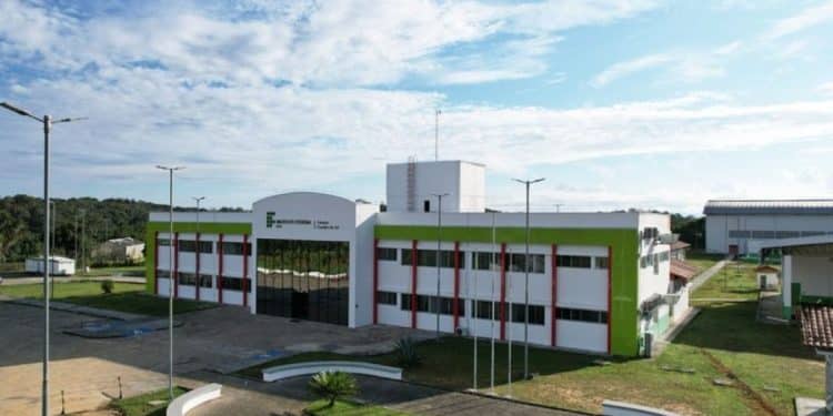 Fachada do Instituto Federal (IF) representando a oportunidade de Cursos Técnicos Integrados ao Ensino Médio.