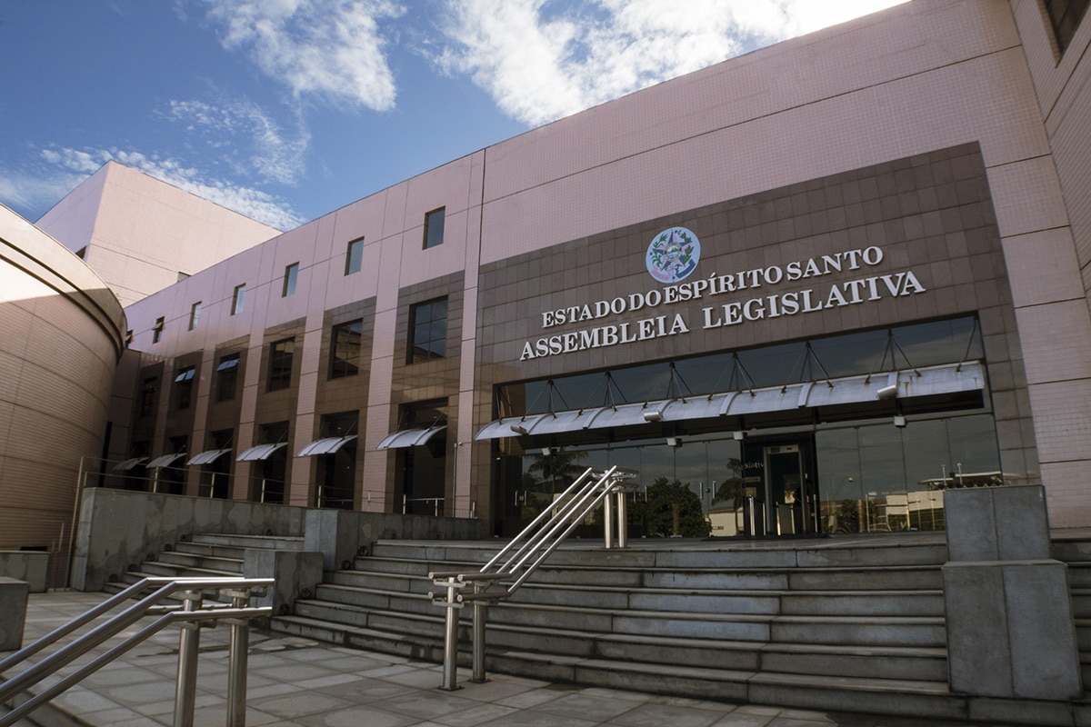 Fachada moderna do edifício da Assembleia Legislativa do Estado do Espírito Santo com escadaria e entrada principal em dia ensolarado