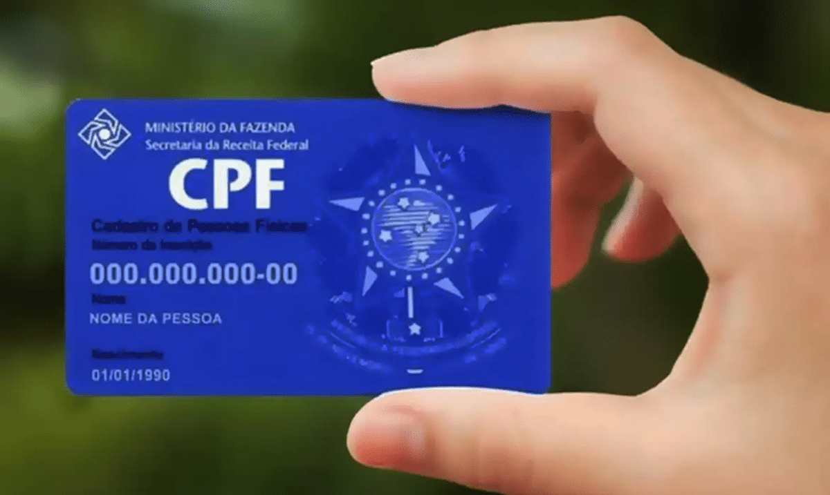 Mão segurando cartão CPF representando cuidados com segurança do documento