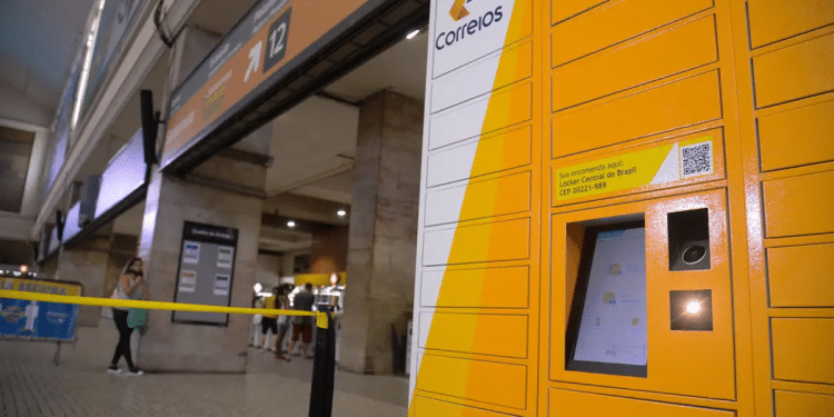 Locker dos Correios em agência evidenciando estrutura da empresa pública