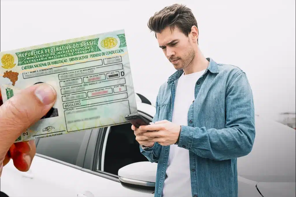 Homem utilizando o celular enquanto segura a CNH, mostrando como as novas regras podem facilitar o processo de habilitação.