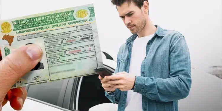 Homem segurando sua Carteira Nacional de Habilitação (CNH) física enquanto utiliza o smartphone para acessar informações sobre o documento.