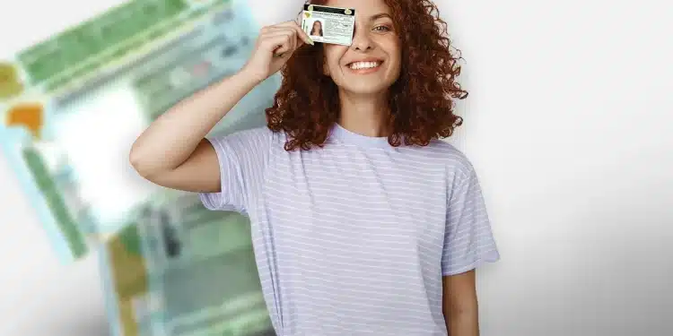 Mulher sorridente segurando a CNH perto do rosto com fundo da carteira de motorista desfocado.