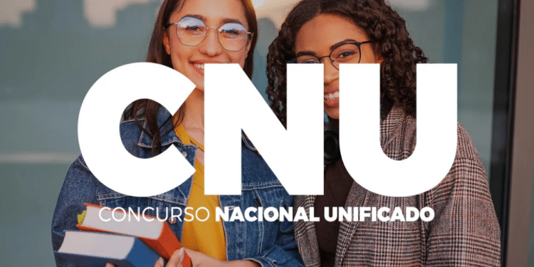 Provas do CNU 2025 neste domingo (05): estudantes com livros e documentos aceitos nos locais de prova.