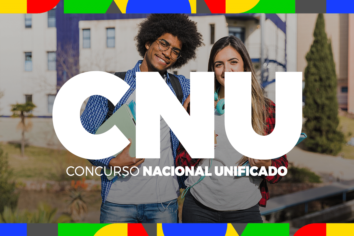 Dois estudantes universitários sorridentes com materiais de estudo em frente a campus acadêmico representando candidatos do Concurso Nacional Unificado