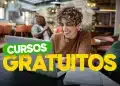 Jovem sorridente estudando com laptop em cafeteria, banner de cursos gratuitos.
