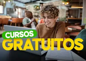 Jovem sorridente estudando com laptop em cafeteria, banner de cursos gratuitos.